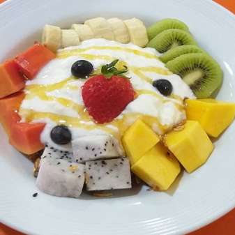 4 Muesli with fresh seasonal fruit & yoghurt1 (2)